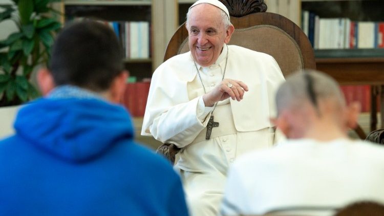 Un momento del colloquio tra Francesco e l'associazione Lazare