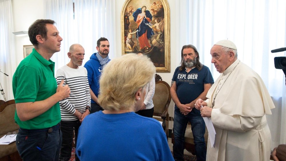 Uno degli incontri del Papa con i senzatetto che gli hanno porto le domande dei poveri del mondo
