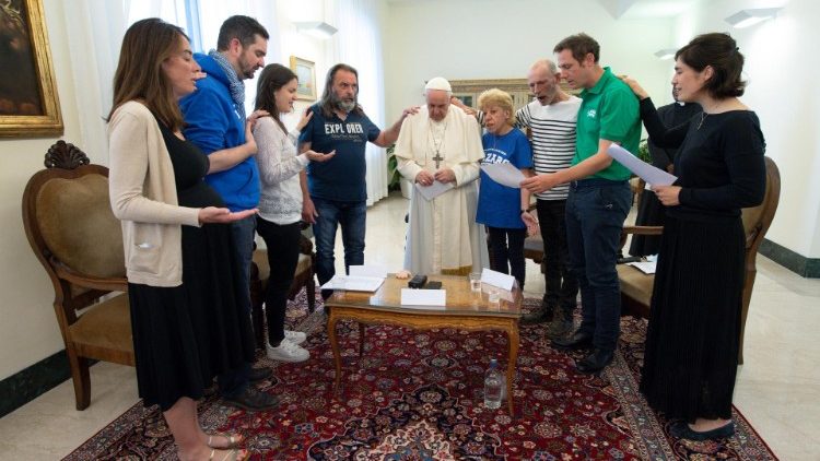 Papa Francesco prega con i membri dell'associazione Lazare