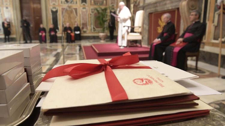Папа падчас сустрэчы з новымі пасламі пры Святым Пасадзе