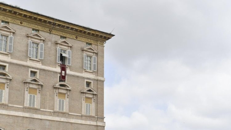 Il Palazzo apostolico visto da Piazza San Pietro durante la recita del Regina Caeli