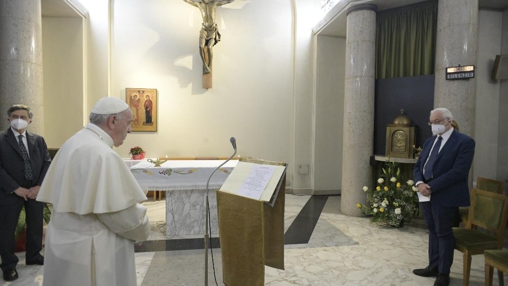 Le Pape s'est arrêté dans la chapelle de Radio Vatican. 