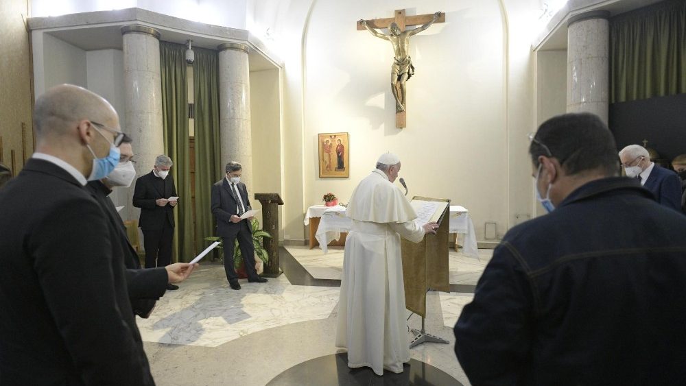 In unserer Hauskapelle, die gleichzeitig ein Radiostudio ist (von hier werden Heilige Messen in verschiedenen katholischen Riten übertragen)