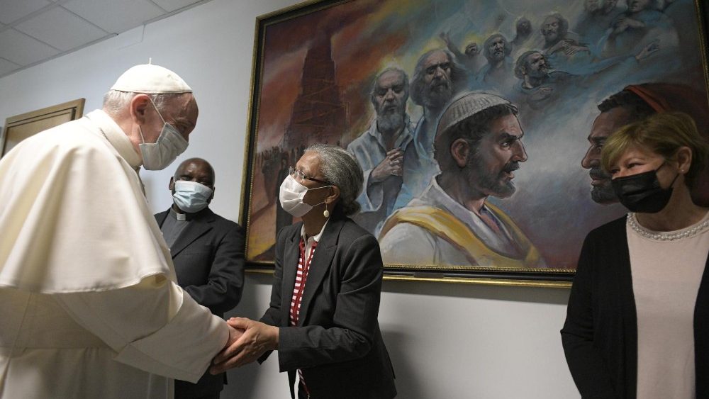 François saluant les employés de Radio Vatican.