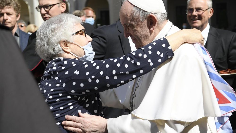 Rencontre entre le Saint-Père et Lidia Maksymowicz, survivante du camp de concentration et centre d'extermination d'Auschwitz, lors de l'audience générale du 26 mai 2021