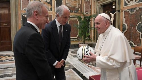 Francesco: chi gioca a basket guarda in alto, i giovani non abbassino lo sguardo