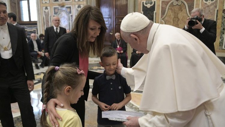 Papież: praca jest namaszczeniem godnością