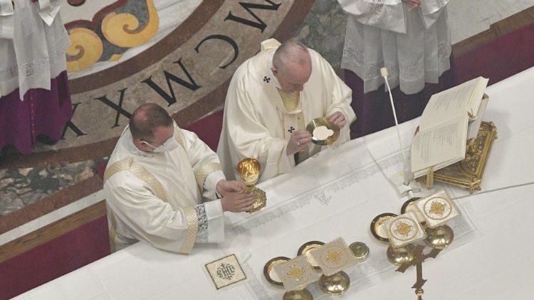 Papa Francesco celebra la messa per la Solennità del Corpus Domini nella Basilica di San Pietro