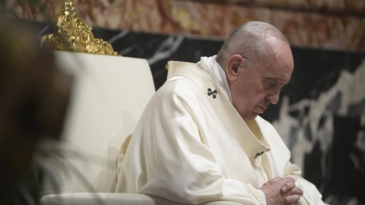 Il Papa in adorazione silenziosa davanti al Santissimo Sacramento