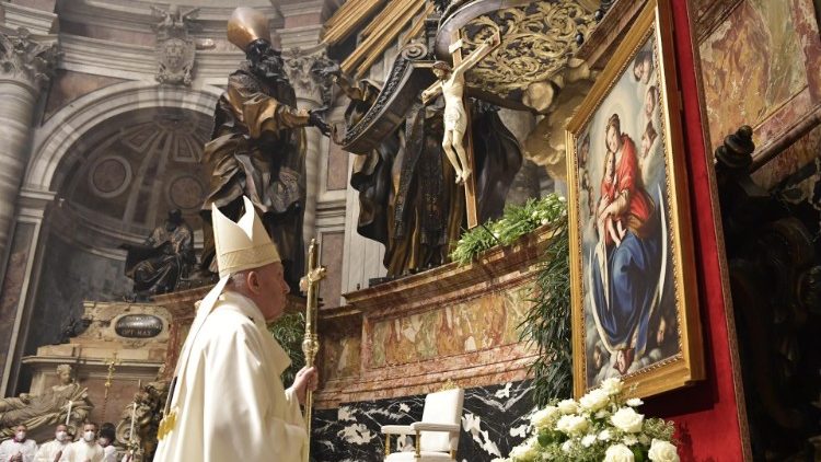 Papst Franziskus bei der Messe am Sonntagabend im Petersdom