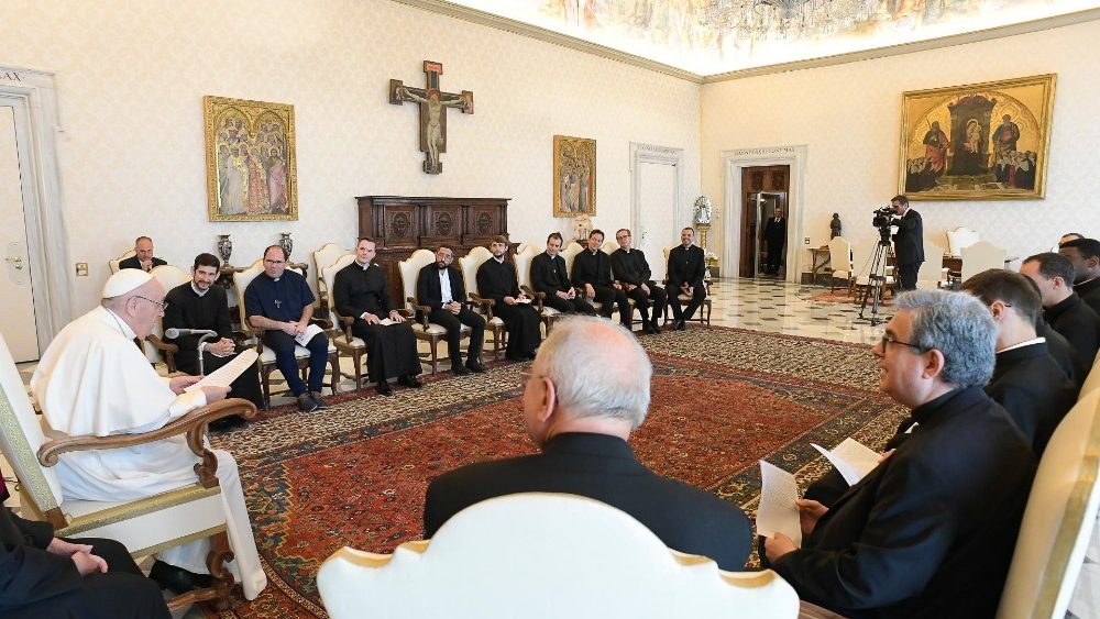 Il Papa nell'udienza con i sacerdoti del Convitto San Luigi dei Francesi