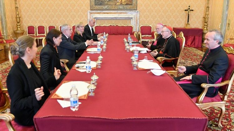 Kardinalstaatssekretär Pietro Parolin empfängt die Delegation aus Österreich