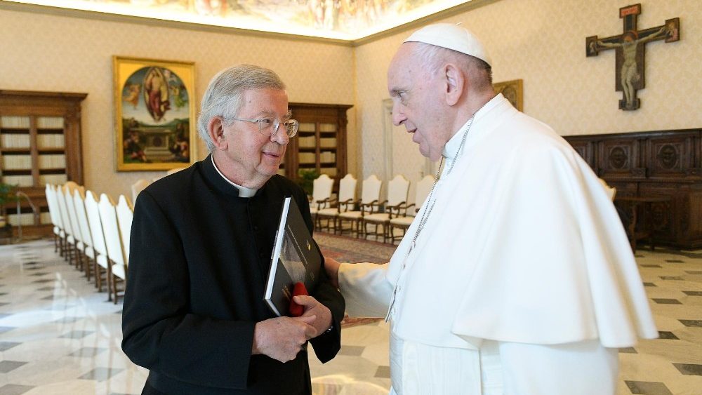 Il Papa con padre Jean Landousies