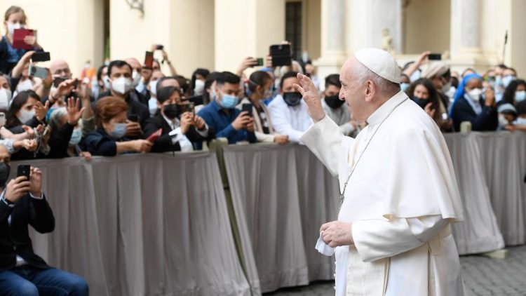 El Papa saluda a los fieles en la Audiencia General