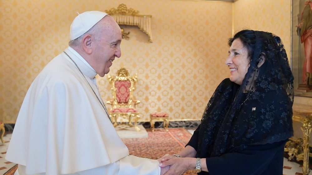 O Papa Francisco com a presidente da Geórgia, Salomé Zourabichvili