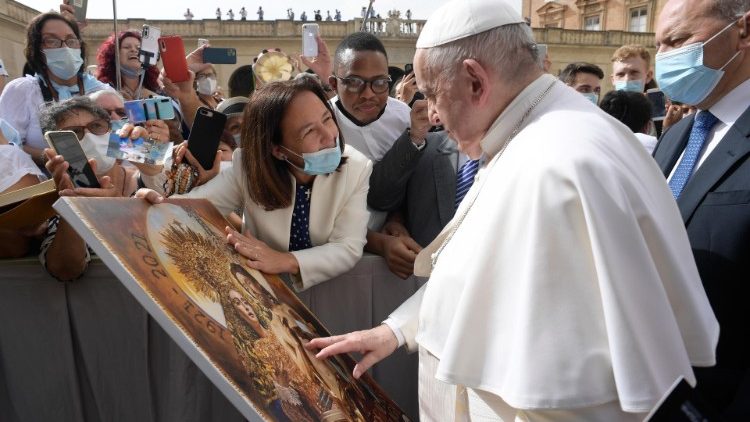 Le Pape François lors de l'audience générale du 23 juin 2021 en la Cour Saint-Damase du Palais apostolique. 