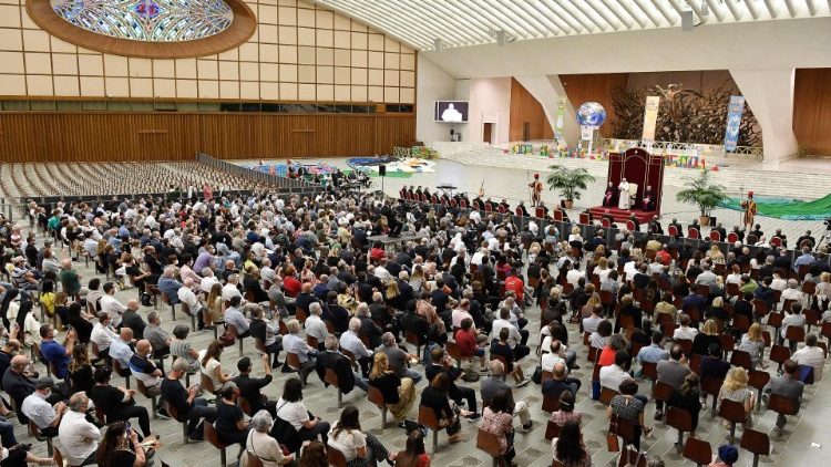 Papa com membros da Caritas italiana