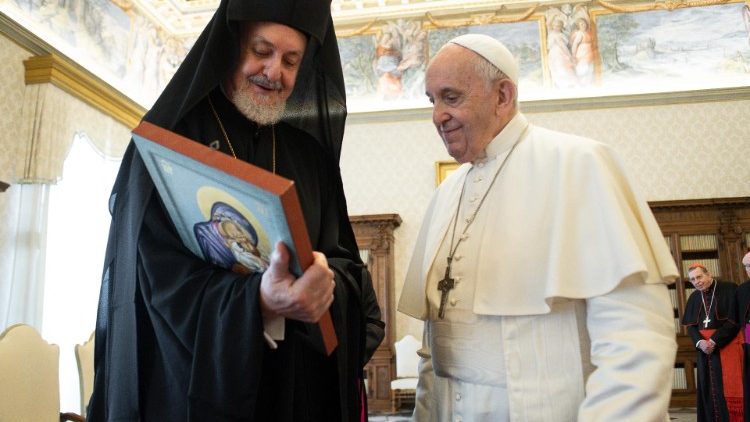 Geschenkeaustausch während der Audienz im Vatikan