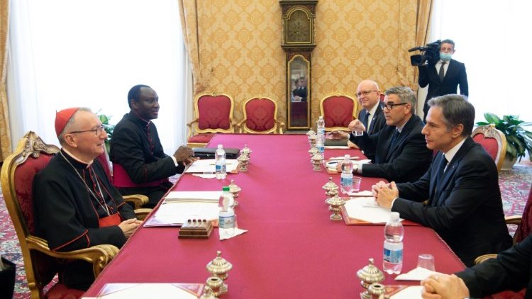 Энтані Блінкен падчас размовы з кардыналам Паралінам у Ватыкане. 21.06.2021