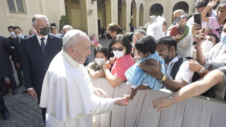 Papa Francesco saluta i fedeli durante l'udienza generale del 30 giugno scorso