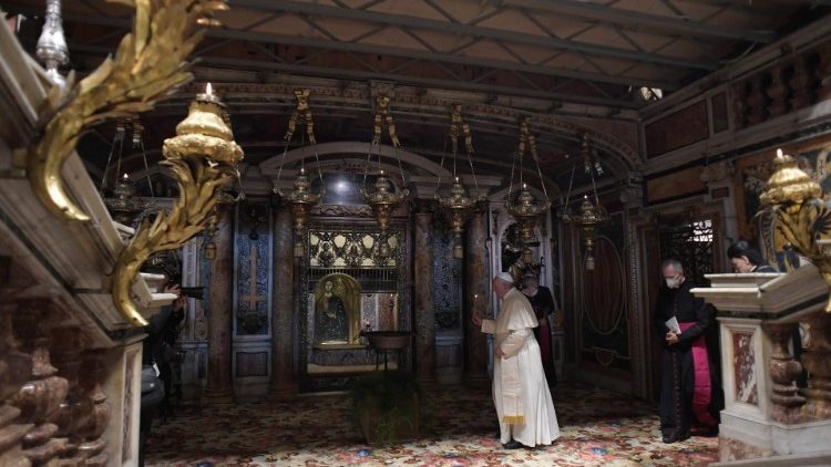 Il Papa davanti alla tomba dell'Apostolo Pietro