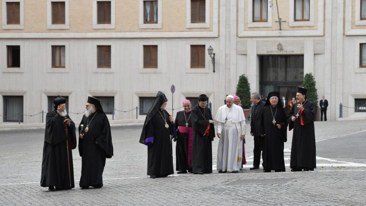 Il Papa e i patriarchi si recano a piedi da Casa Santa Marta nella Basilica Vaticana