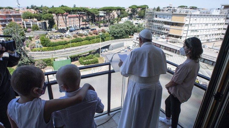 Svätého Otca sprevádzali pri modlitbe detskí pacienti