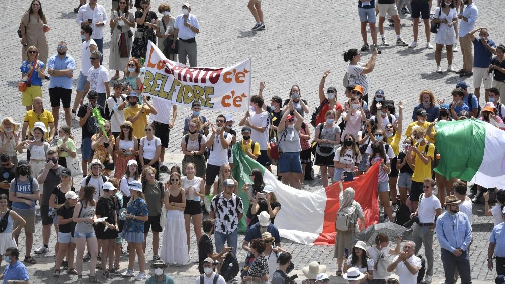 Gläubige auf dem Petersplatz