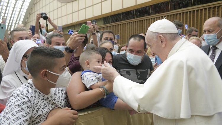 Los peregrinos presentes en la Audiencia General saludan al Santo Padre