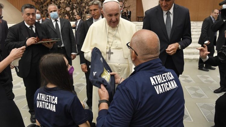Il Papa con gli atleti paralimpici di Athletica Vaticana