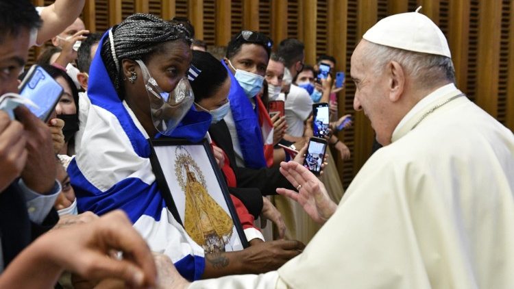Francisco bendice la imagen de la Virgen