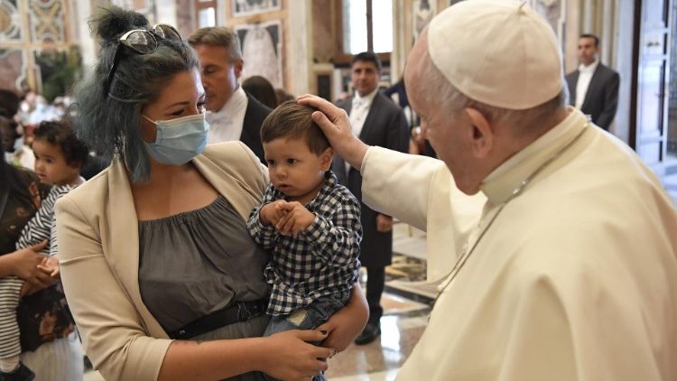 Il Papa con i membri della Fondazione Arché