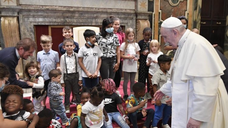 Le Pape François et les membres de la fondation italienne Arché, le 2 septembre 2021. 