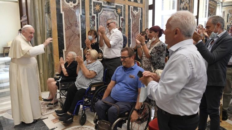Il Papa saluta i membri della Fondazione Arché