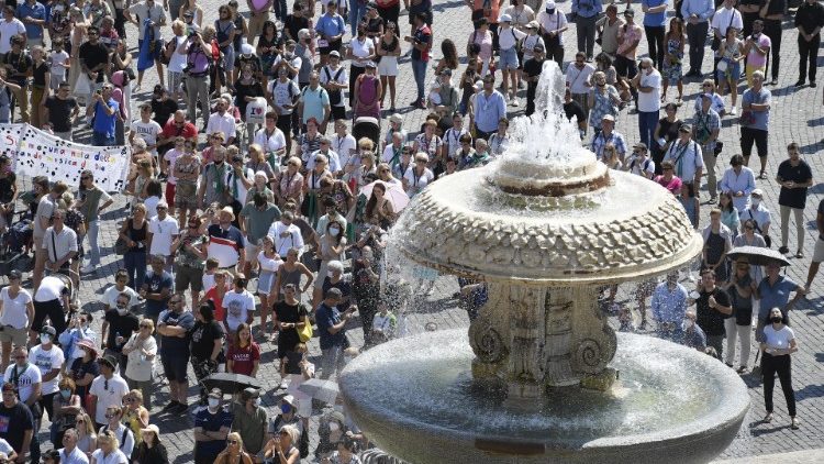 Blick auf den Petersplatz am Sonntag