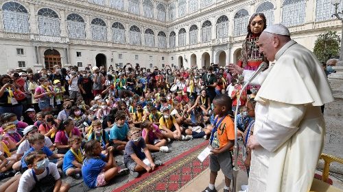 Blinde Kinder und ukrainische Flüchtlinge treffen den Papst