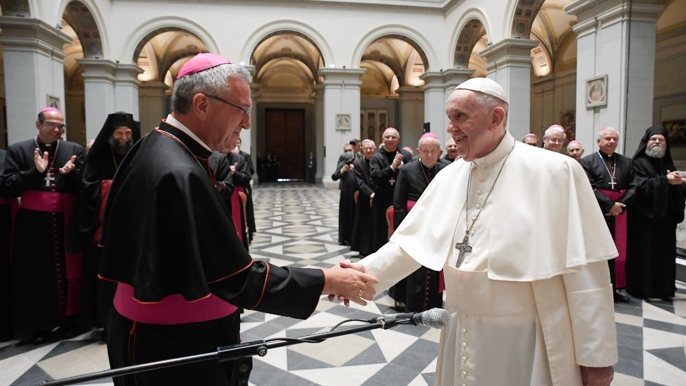 2021.09.12 Viaggio Apostolico a Budapest e Slovacchia arrivo aereoporto di Budapest e incontro con i Vescovi