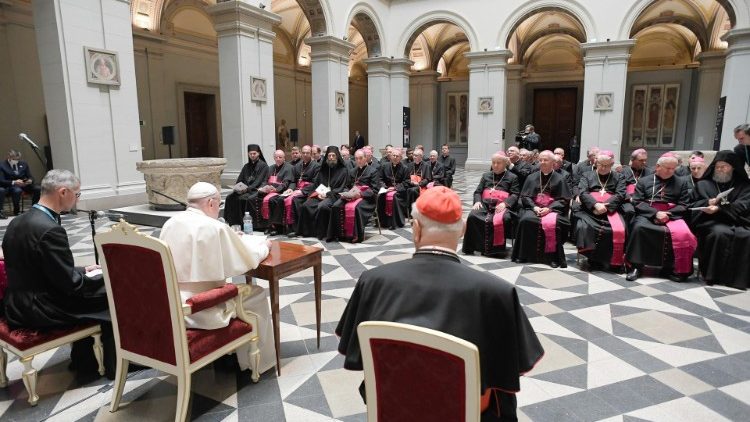 Papa Francesco con i vescovi d'Ungheria