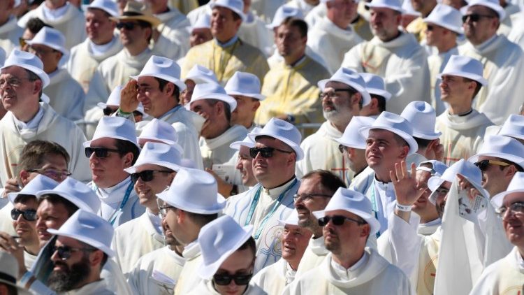 Watakatifu ni rafiki wa Mungu na jirani zetu!