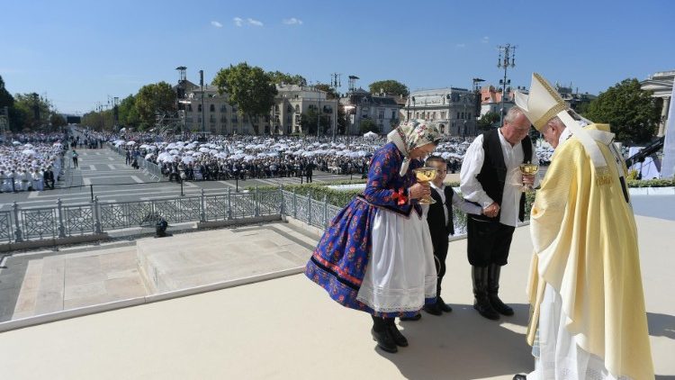 Ameddig a szem ell&aacute;t, h&iacute;vek sokas&aacute;ga... 