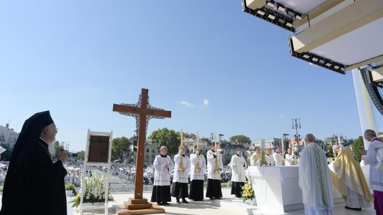 A kereszt &ouml;sszekapcsolja a p&aacute;p&aacute;t &eacute;s a p&aacute;tri&aacute;rk&aacute;t  