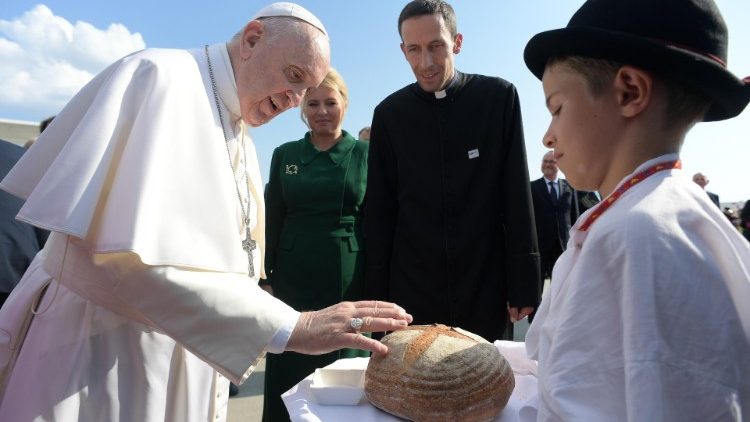 „Wielkie wrażenie wywierają na mnie słowiańskie gesty powitania, gdy gościom ofiarowuje się chleb i sól" - powiedział Papież.