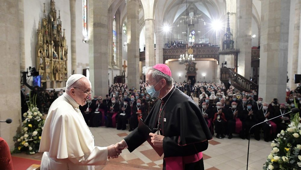 2021.09.13 Viaggio Apostolico a Budapest e Slovacchia Incontro con Vescovi e Religiosi nella Cattedrale di San Martino