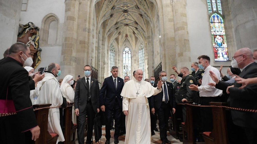 2021.09.13 Viaggio Apostolico a Budapest e Slovacchia Incontro con Vescovi e Religiosi nella Cattedrale di San Martino   