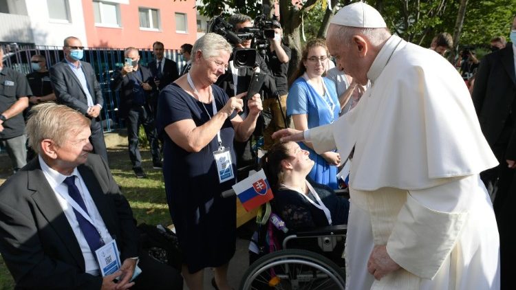 2021.09.13 Папа Франциск під час відвідин осередку "Вифлеєм" у Братиславі
