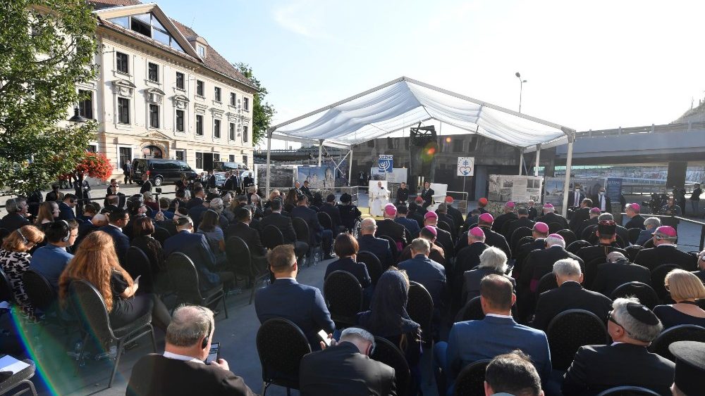 Záber zo stretnutia pápeža so židovskou obcou na Rybnom námestí v Bratislave