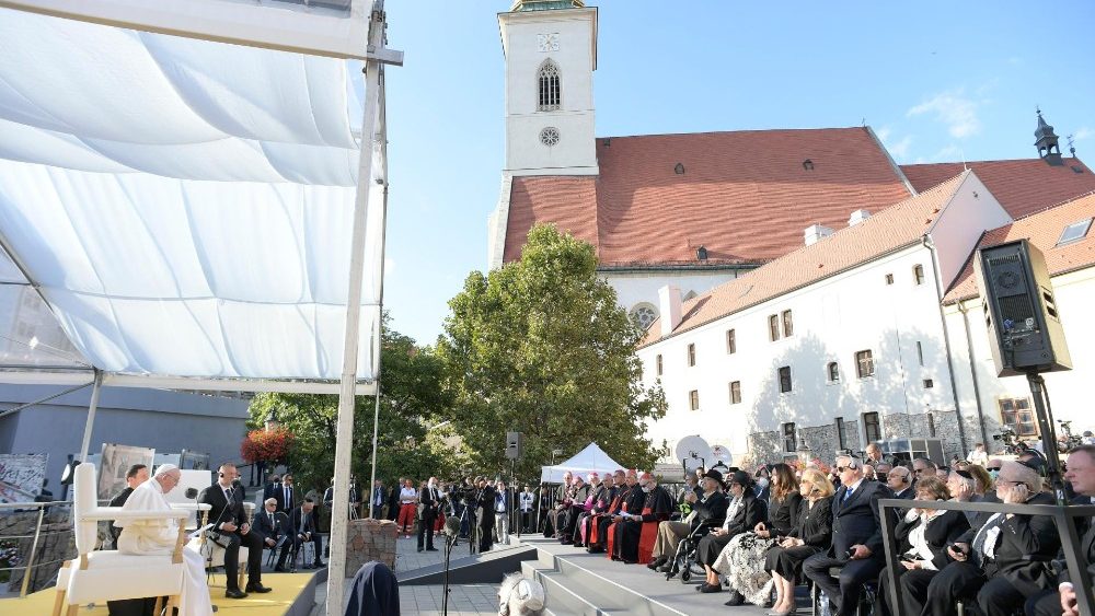 2021.09.13 Viaggio Apostolico a Budapest e Slovacchia Incontro con la Comunità' Ebraica nella Piazza Rybne' namestie   