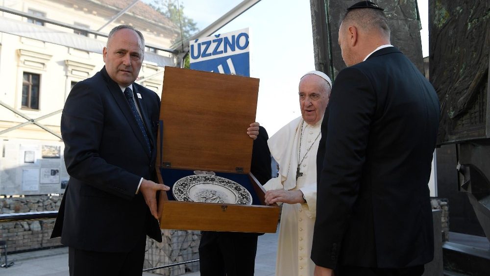 Vertreter der jüdischen Gemeinde übergeben Papst Franziskus als Geschenk einen besonderen Teller