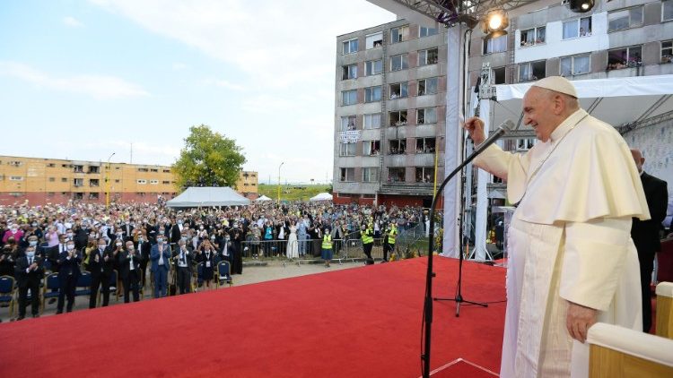 Papa Francesco sul palco di Luník IX