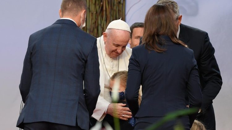 Crianças abraçam o Papa Francisco durante encontro com os jovens eslovacos no Estádio Lokomotiva, em Kosice